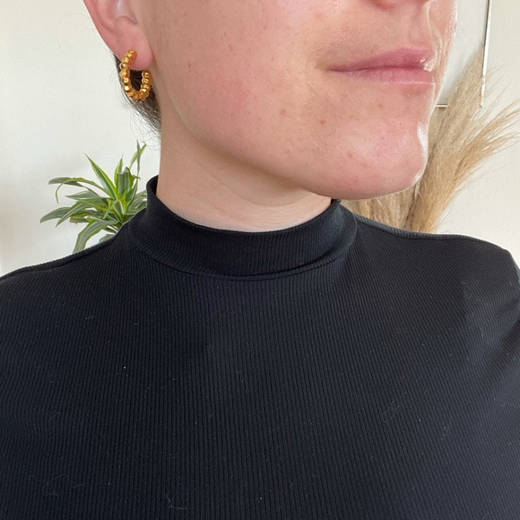 vintage Gold Little Hoop Earring unique hoop - Picture 3 of 3